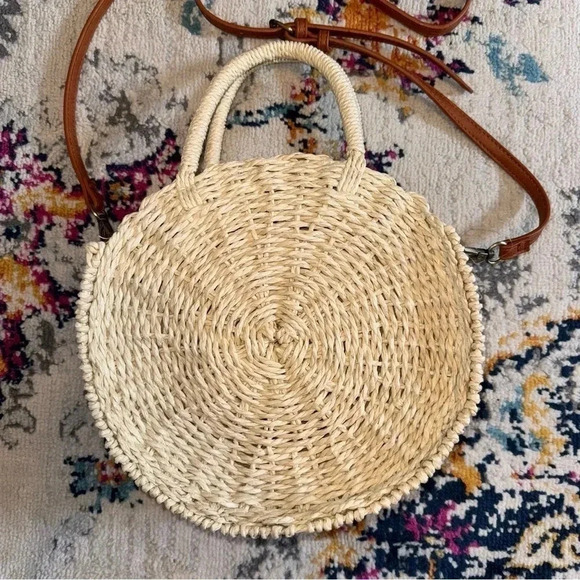 New Woven Circle Crossbody Bag - Picture 2 of 3